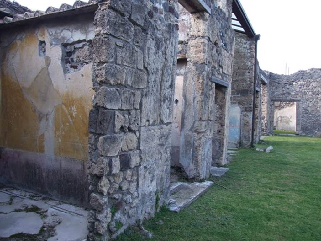 VII.4.31 Pompeii.  March 2009.  West side of Middle Peristyle.  Looking north.