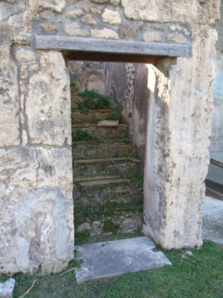 VII.4.31 Pompeii.  March 2009.  Doorway to Room 17.  Steps to upper floor.