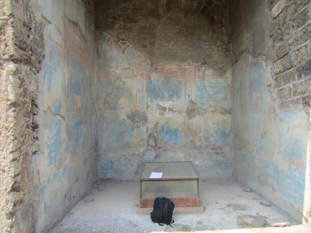 VII.4.31/51 Pompeii. March 2012. Room 18, exedra. Looking west from middle peristyle. Photo courtesy of Marina Fuxa.
