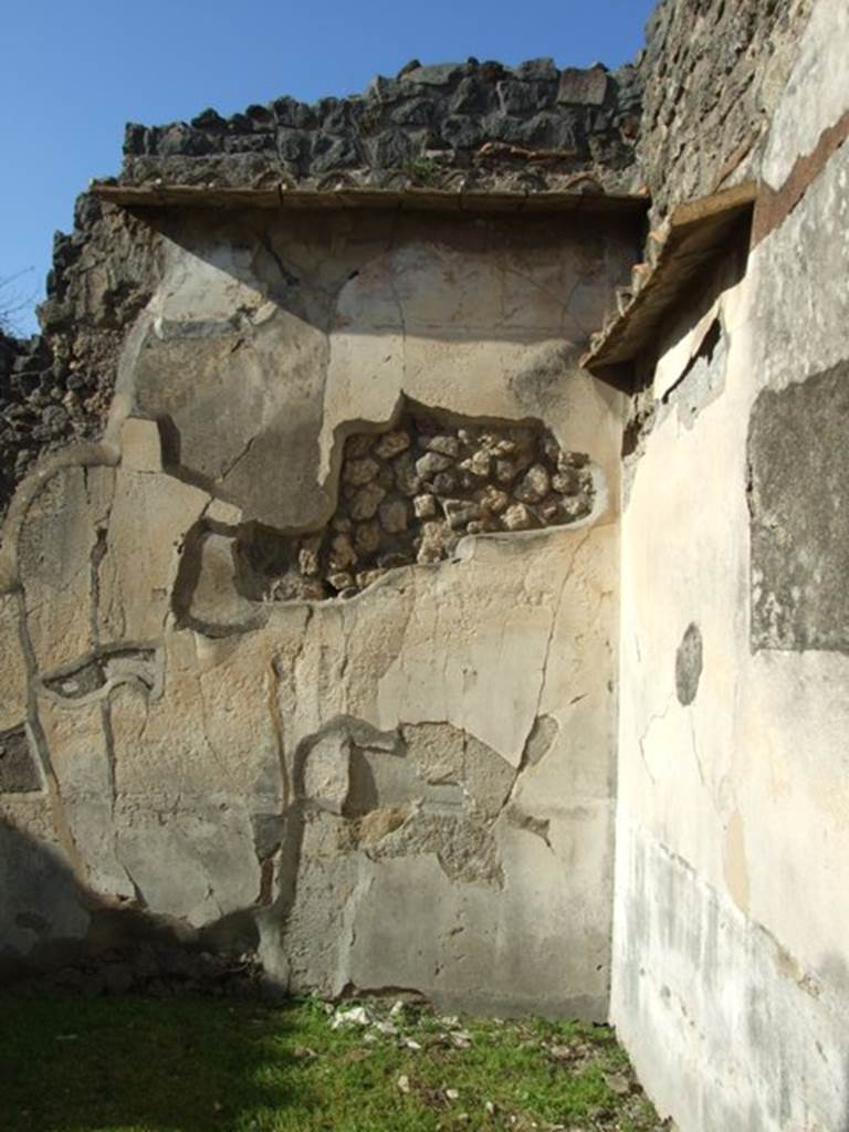 VII.4.31 Pompeii. March 2009. Room 21, north-east corner of triclinium.