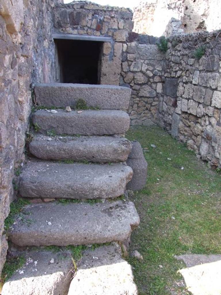 VII.4.31 Pompeii.  March 2009.  Room 25.  Staircase to upper floor.  Looking north.