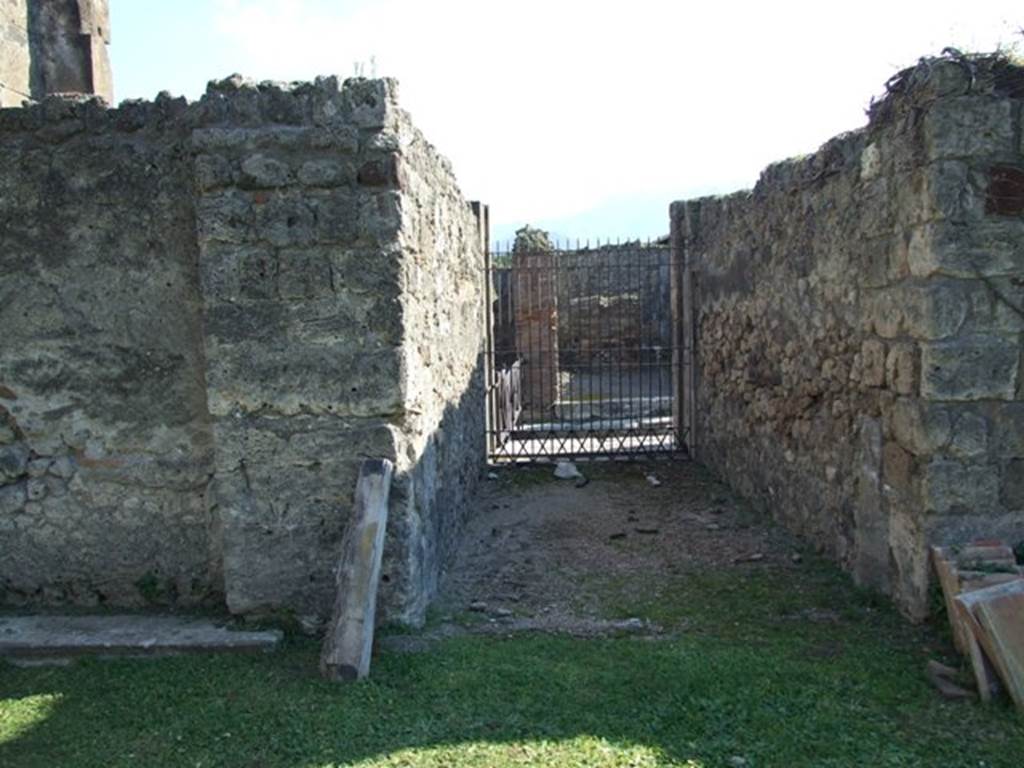 VII.4.31 Pompeii. March 2009.  Looking south along room 1, the entrance fauces, to main entrance at VII.4.31 on Via degli Augustali.

.