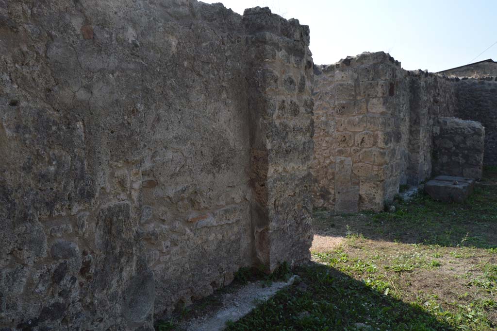 VII.4.31/51 Pompeii. October 2017. Room 2, looking west across south side of atrium. In the far south-west corner is the money chest base.
Foto Taylor Lauritsen, ERC Grant 681269 DÉCOR.

