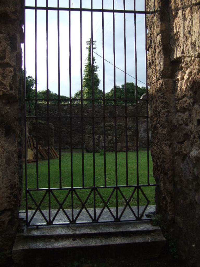 VII.4.33 Pompeii. Doorway in west wall, looking into VII.4.31. 