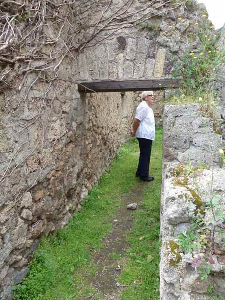 VII.4.39 Pompeii. May 2010. Doorway to workshop. Looking west.