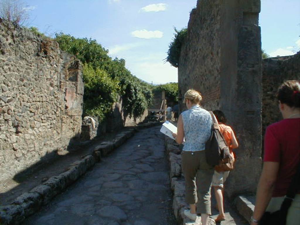 VII.4.45 Shop. 
Linked to VII.4.46

VII.3   Vicolo Storto from Via della Fortuna looking south            VII.4.45
