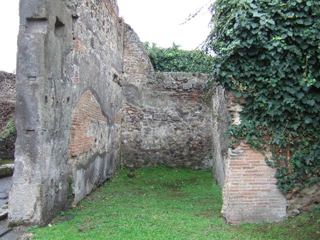 VII.4.45 Pompeii. December 2005. Looking south to rear room.
