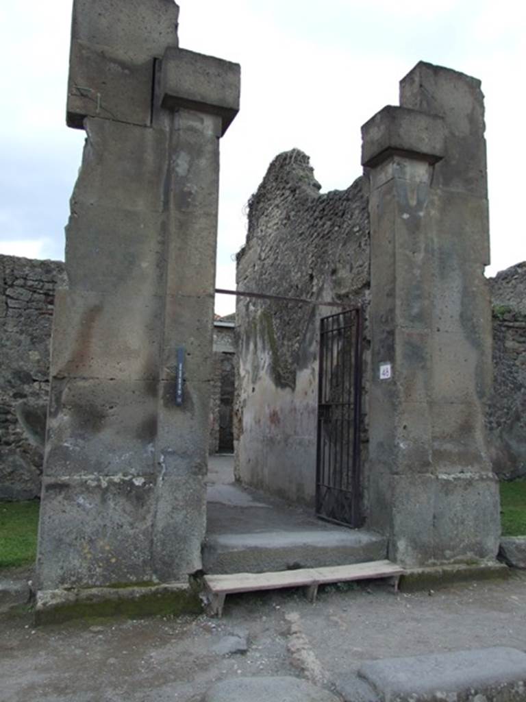 VII.4.48 Pompeii. March 2009. Entrance. According to Della Corte, living in this house in 79AD would have been an ancient Pompeian family with the name of Mària. He said proof of this was the electoral recommendation written to the left of the entrance:

Holconium
II vir(um)  i(ure)  d(icundo)
Marius  rog(at)      [CIL IV 291]

See Della Corte, M., 1965.  Case ed Abitanti di Pompei. Napoli: Fausto Fiorentino. (p.124)
