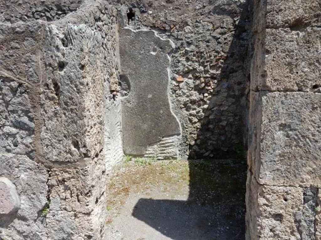 VII.4.48 Pompeii. May 2015. Doorway to room 4, cubiculum. Photo courtesy of Buzz Ferebee.
