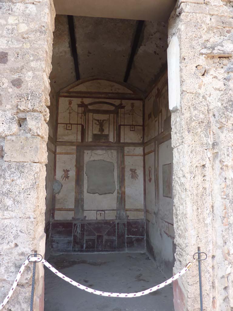 VII.4.48 Pompeii. October 2014. Room 14, looking west through doorway to cubiculum.
Foto Annette Haug, ERC Grant 681269 D�COR.
