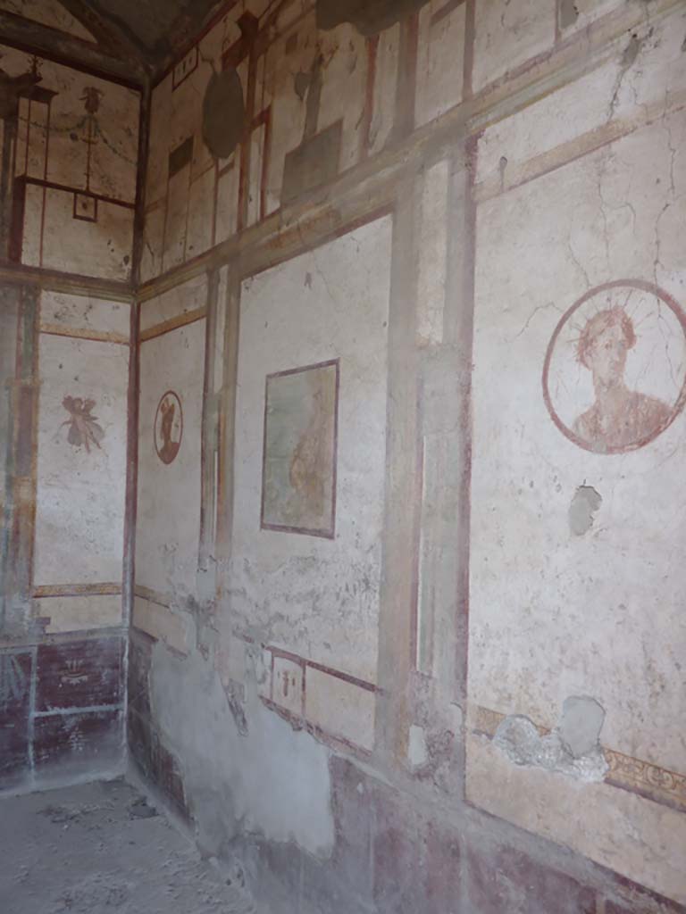 VII.4.48 Pompeii. October 2014. Room 14, looking west along north wall of cubiculum.
Foto Annette Haug, ERC Grant 681269 D�COR.
