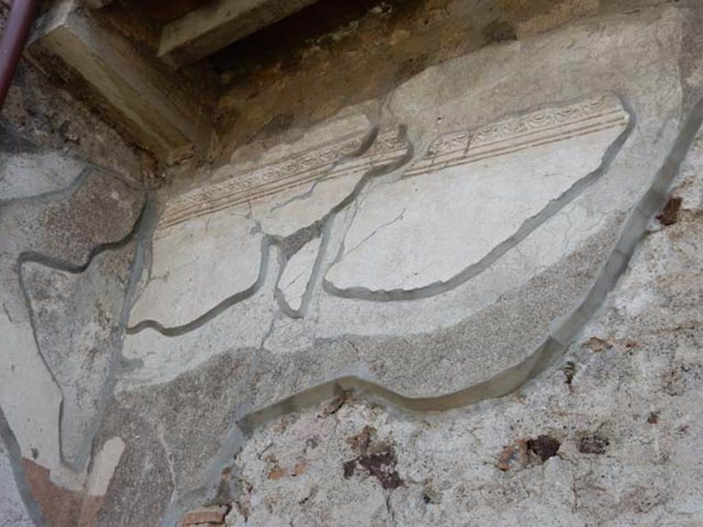 VII.4.48 Pompeii. May 2015. Room 17, stucco on south wall in south-east corner.
Photo courtesy of Buzz Ferebee.