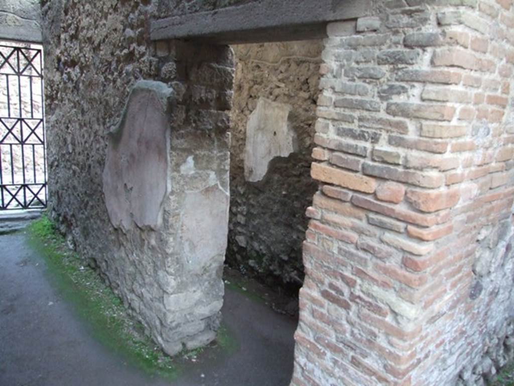 VII.4.48 Pompeii. December 2007.  Room 21, latrine on south side of room 20.