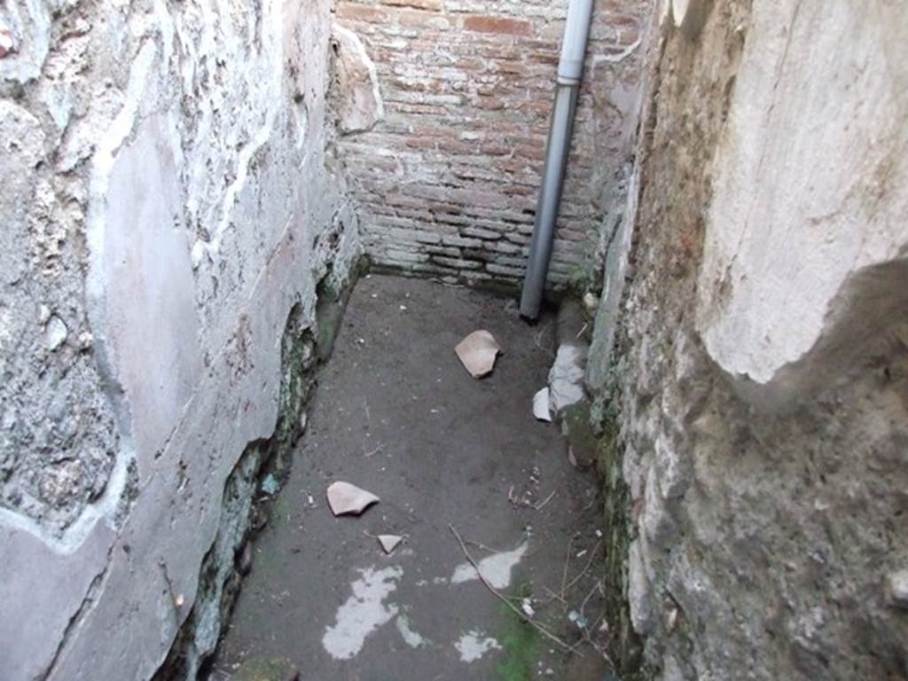 VII.4.48 Pompeii. December 2007. Room 21.  Latrine.