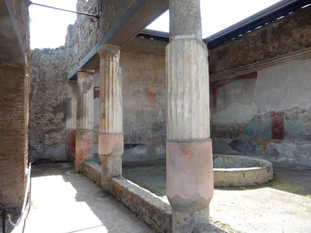 VII.4.48 Pompeii. May 2015. Peristyle, looking south along the east side.
Photo courtesy of Buzz Ferebee.