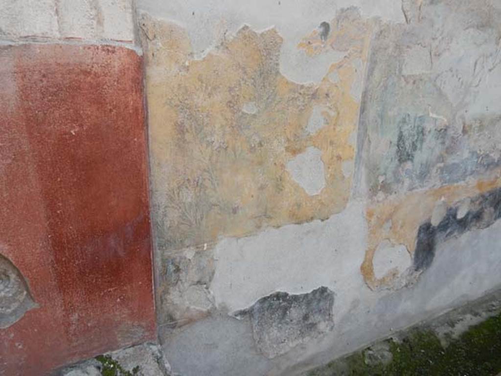 VII.4.48 Pompeii. May 2015. Peristyle, detail of painted decoration from south wall in south-east corner. Photo courtesy of Buzz Ferebee.