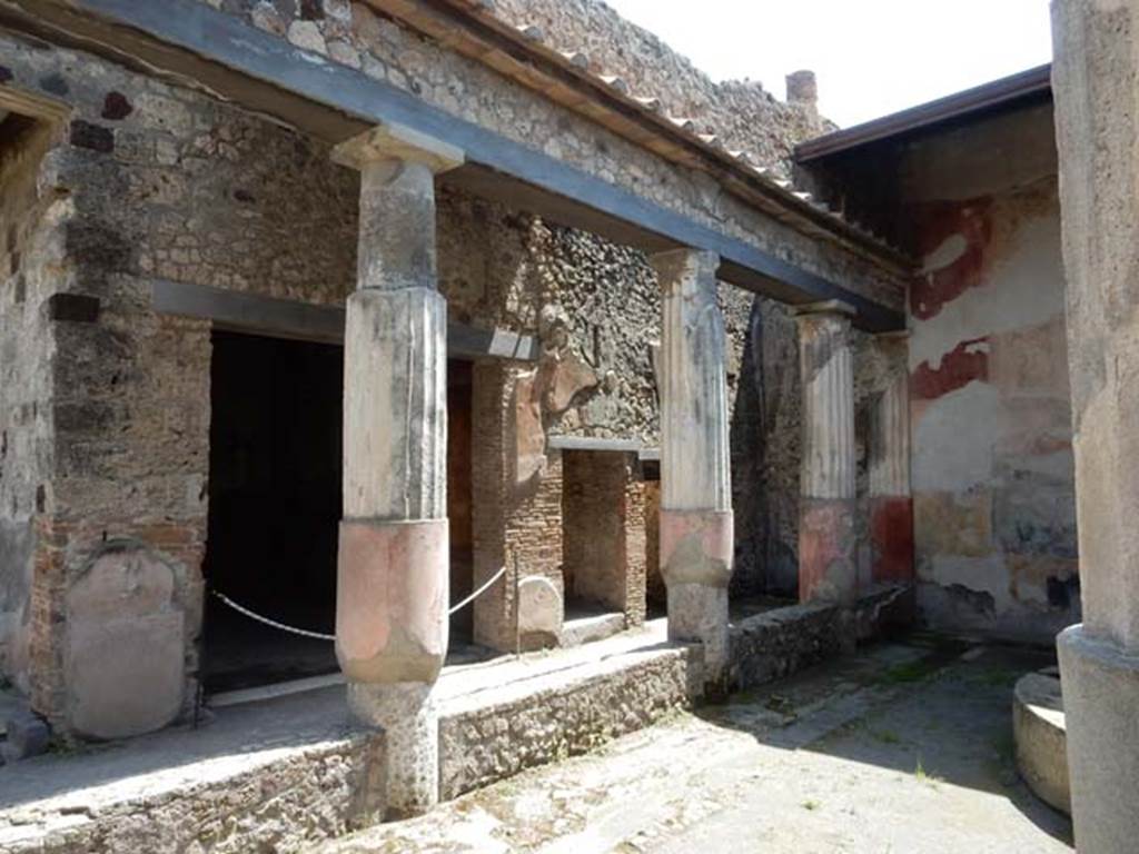 VII.4.48 Pompeii. May 2015. Peristyle, looking towards south-east corner.
Photo courtesy of Buzz Ferebee.