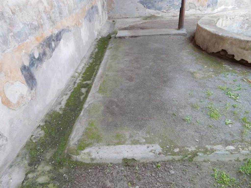 VII.4.48 Pompeii. May 2015. Peristyle, gutter in south-east corner, looking west.
Photo courtesy of Buzz Ferebee.
