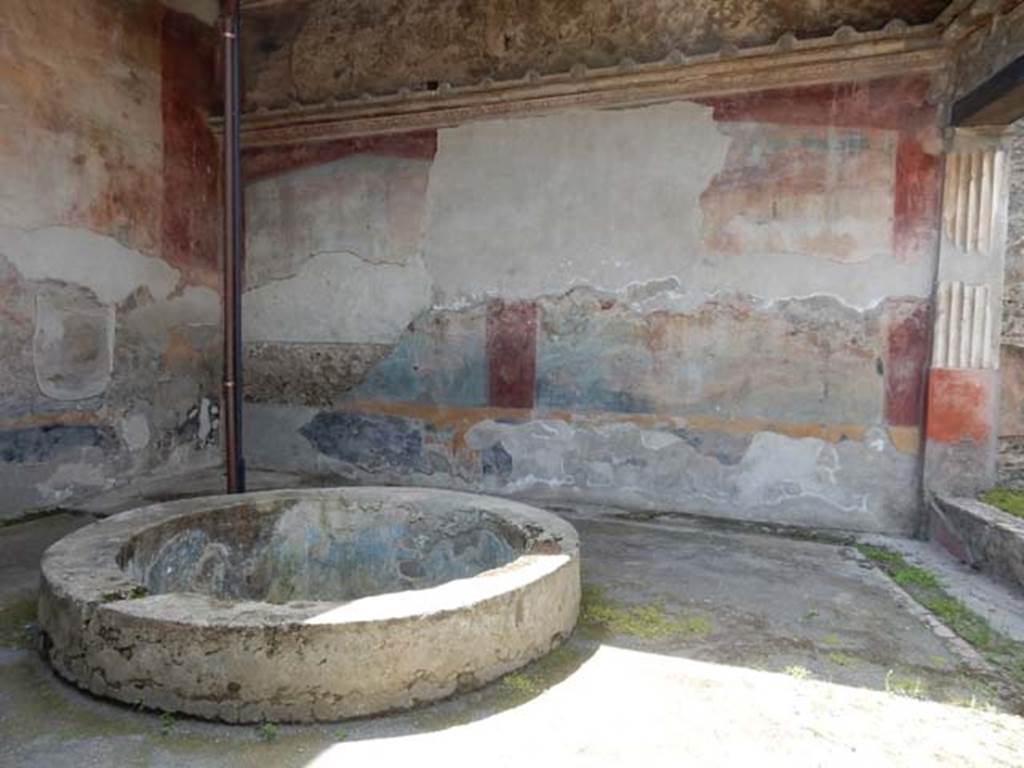 VII.4.48 Pompeii. May 2015. Peristyle, looking towards south-west corner.
Photo courtesy of Buzz Ferebee.
