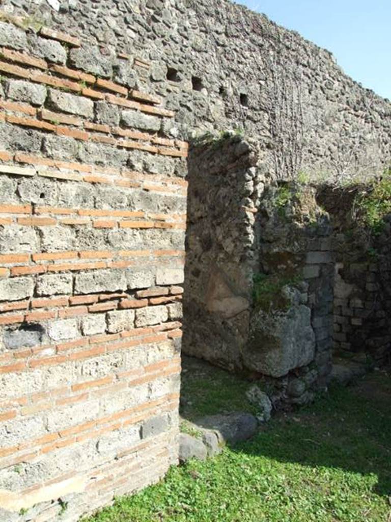 VII.4.56 Pompeii. March 2009. Doorway to room 6, ala on east side of atrium.