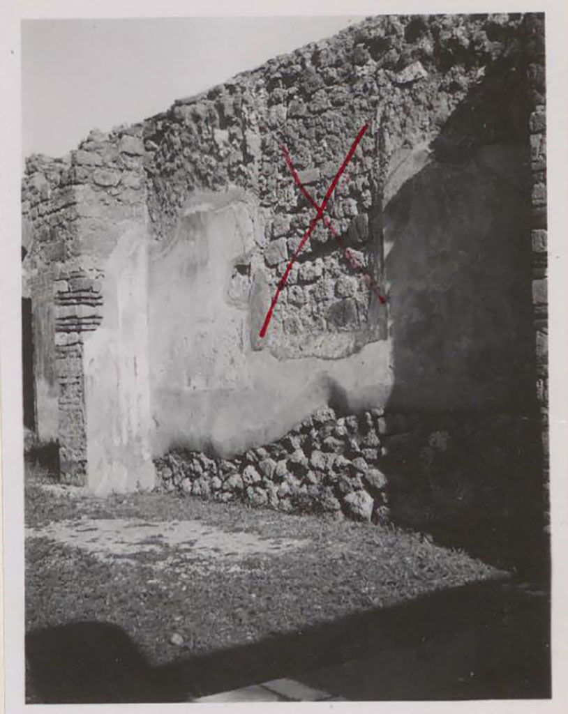 VII.4.56 Pompeii. Pre 1942. Room 9, looking north towards east wall of tablinum, with site of central painting marked with �X�.
See Warscher, T. 1942. Catalogo illustrato degli affreschi del Museo Nazionale di Napoli. Sala LXXIX. Vol.1. Rome, Swedish Institute.
