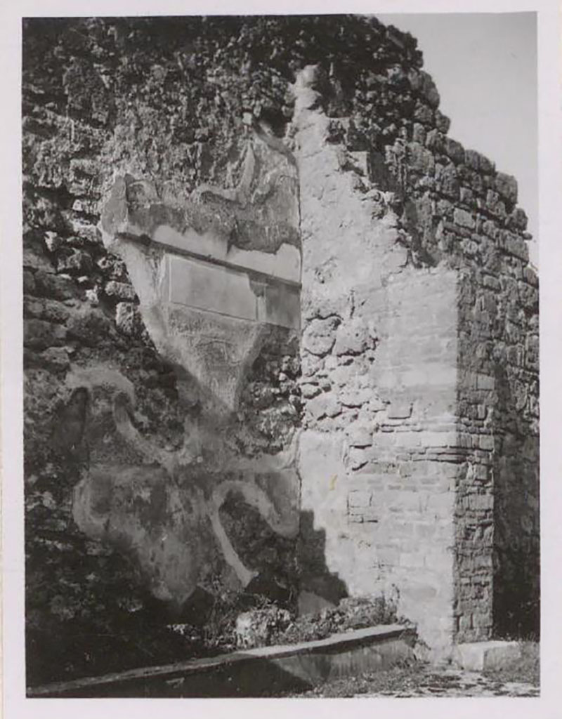 VII.4.56 Pompeii. Pre 1942. Room 9, north end of west wall of tablinum.  
According to Warscher, the west wall of the tablinum showed traces of First style painting (see Warscher�s Codex VII.4). 
(�La parete occidentale del tablinum porta tracce di pitture del primo stile (vedi il mio codice VII.4�).
See Warscher, T. 1942. Catalogo illustrato degli affreschi del Museo Nazionale di Napoli. Sala LXXIX. Vol.1. Rome, Swedish Institute


