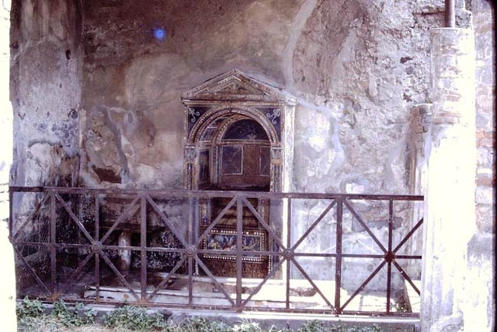VII.4.56 Pompeii, 1978. Looking south towards aedicula fountain. Photo by Stanley A. Jashemski.
Source: The Wilhelmina and Stanley A. Jashemski archive in the University of Maryland Library, Special Collections (See collection page) and made available under the Creative Commons Attribution-Non Commercial License v.4. See Licence and use details. J78f0021