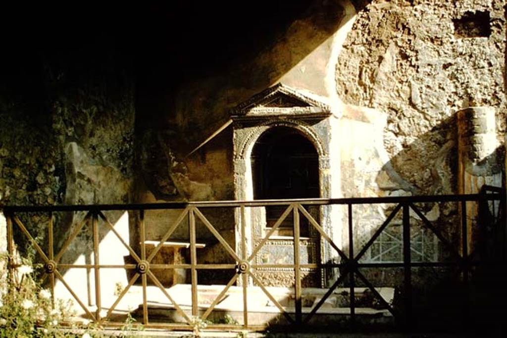 VII.4.56 Pompeii. 1959. Looking south towards aedicula fountain. Photo by Stanley A. Jashemski.
Source: The Wilhelmina and Stanley A. Jashemski archive in the University of Maryland Library, Special Collections (See collection page) and made available under the Creative Commons Attribution-Non Commercial License v.4. See Licence and use details.
J59f0522