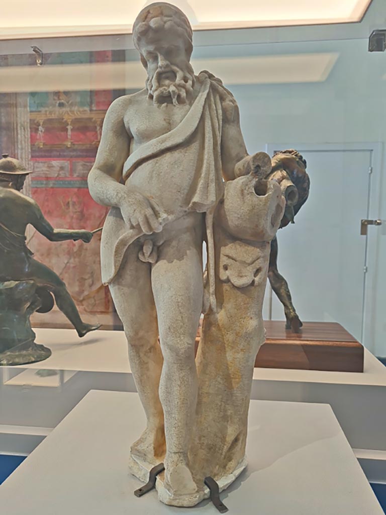 VII.4.56 Pompeii. October 2023.
Marble statue of Silenus, found June 1833 in the niche of the fountain in the garden area, inv. 6341.
Photo courtesy of Giuseppe Ciaramella.
On display in “L’altra MANN” exhibition, October 2023, at Naples Archaeological Museum.