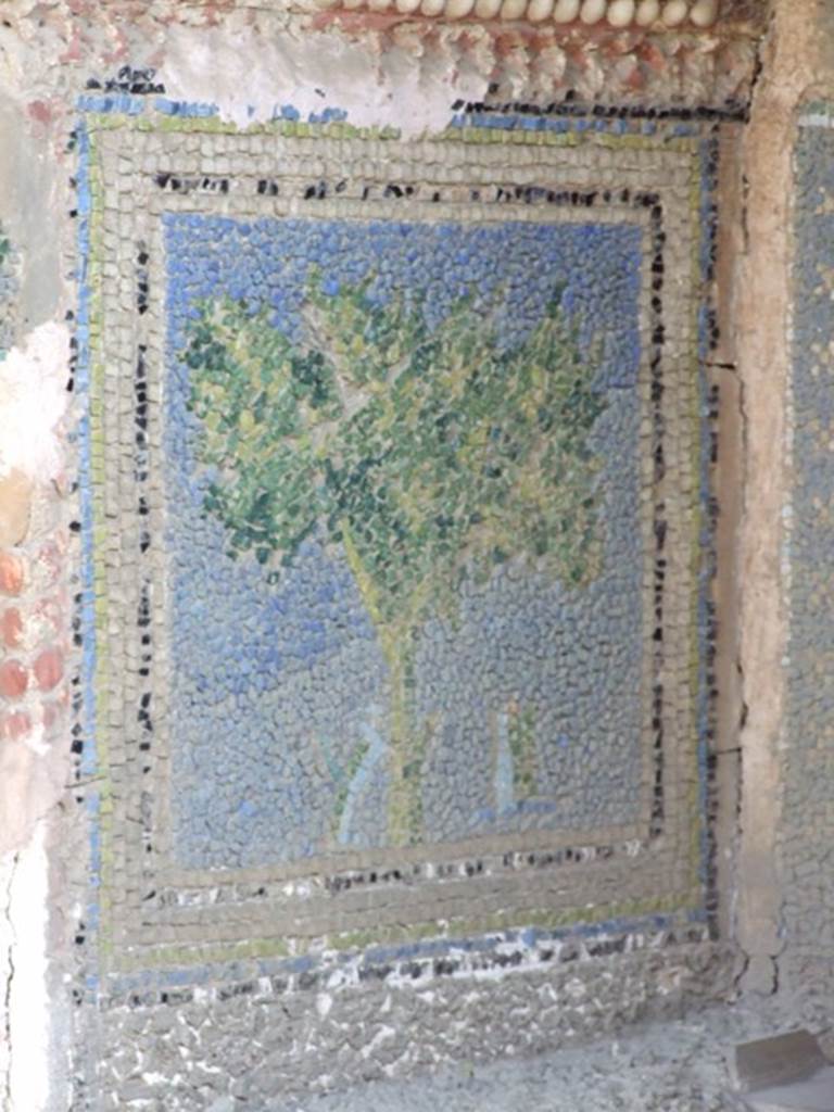 VII.4.56 Pompeii. March 2009. East side of niche in greater detail showing a tree.