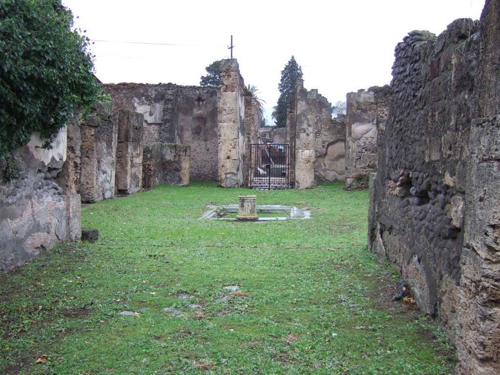 VII.4.57 Pompeii. December 2005. Room 7, looking back across tablinum and atrium to entrance.