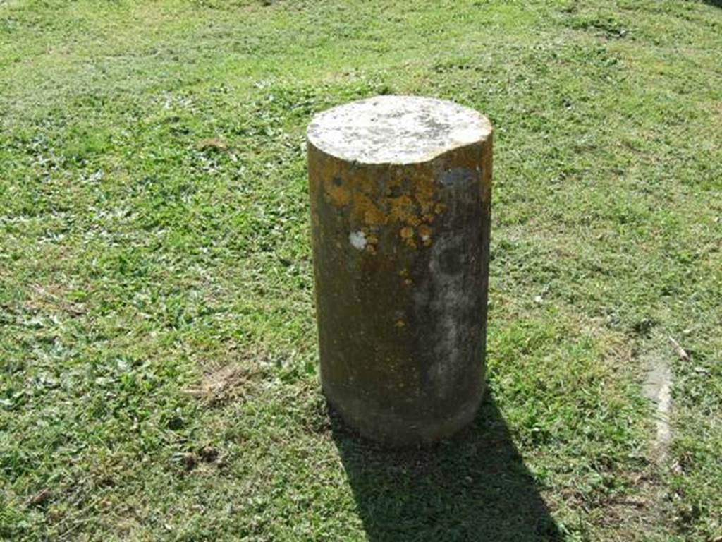 VII.4.57. Pompeii. March 2009. North east corner of Peristyle. Sundial carved onto a marble column.
