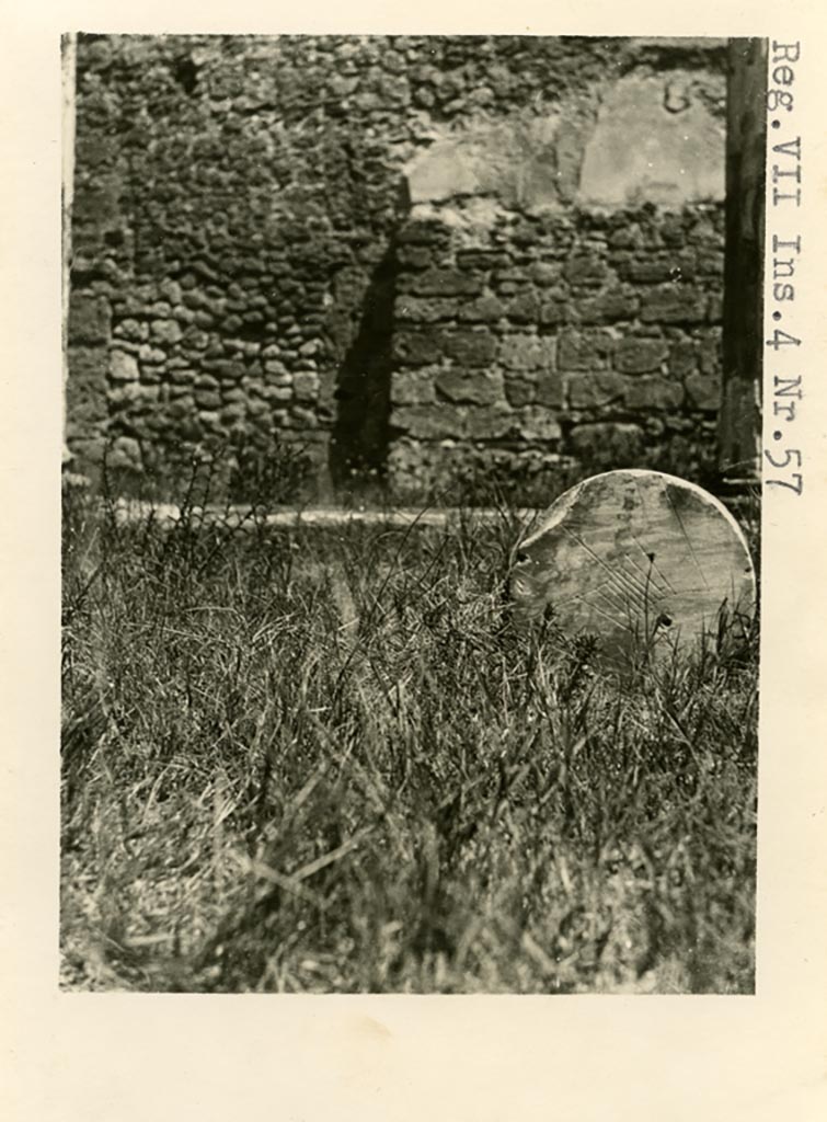 VII.4.57 Pompeii Pre-1937-39. Fallen sundial in peristyle garden.
Photo courtesy of American Academy in Rome, Photographic Archive. Warsher collection no. 1774.