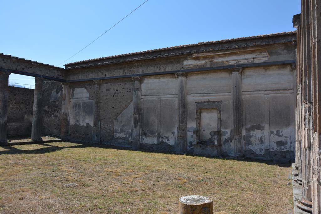 VII.4.57 Pompeii. September 2019.
Looking towards west wall of peristyle and sundial carved onto top of the marble column, lower centre right.
Foto Annette Haug, ERC Grant 681269 DÉCOR.