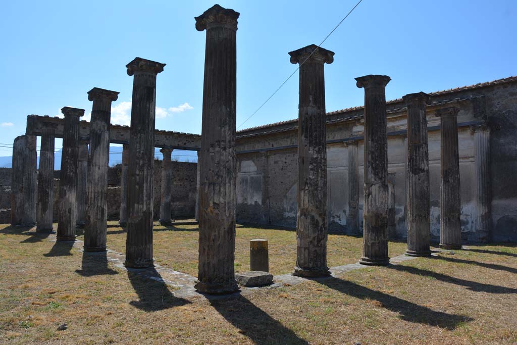 VII.4.57 Pompeii. September 2019. Looking south-west across peristyle from north-east portico.
Foto Annette Haug, ERC Grant 681269 DÉCOR.