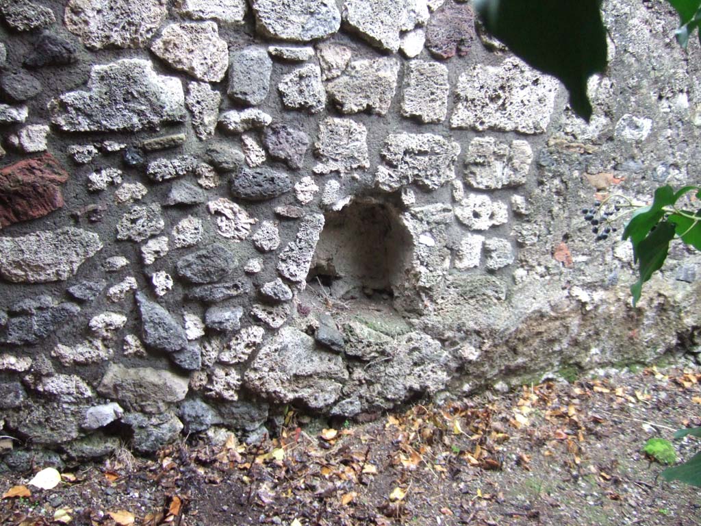 VII.4.57 Pompeii. December 2005. Room 16, niche in east wall.