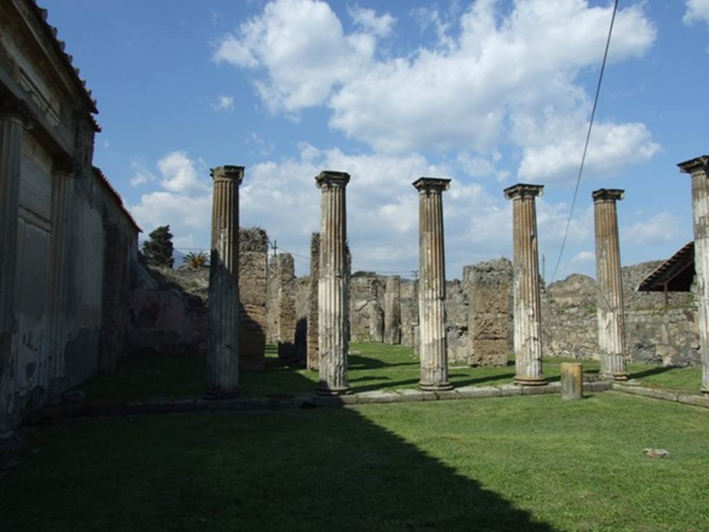 VII.4.57. Pompeii.  March 2009.   Peristyle.  Looking north.