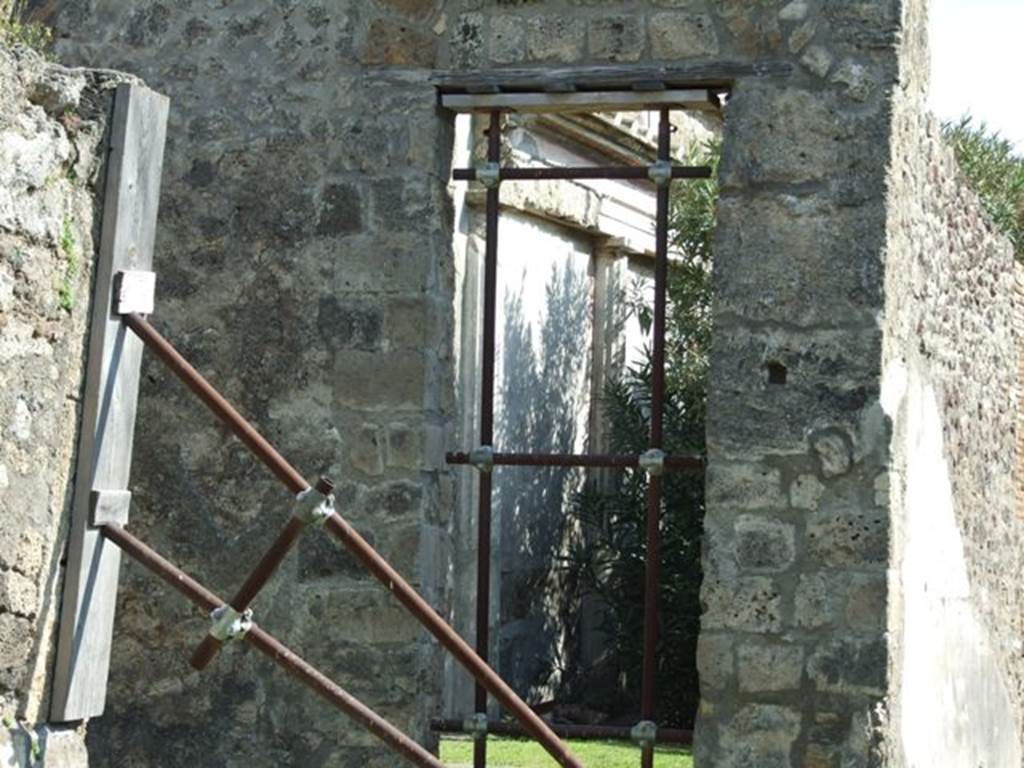 VII.4.59 Pompeii. March 2009. Doorway in ala k, to oecus on east side of tablinum l, leading to peristyle. Looking south.

