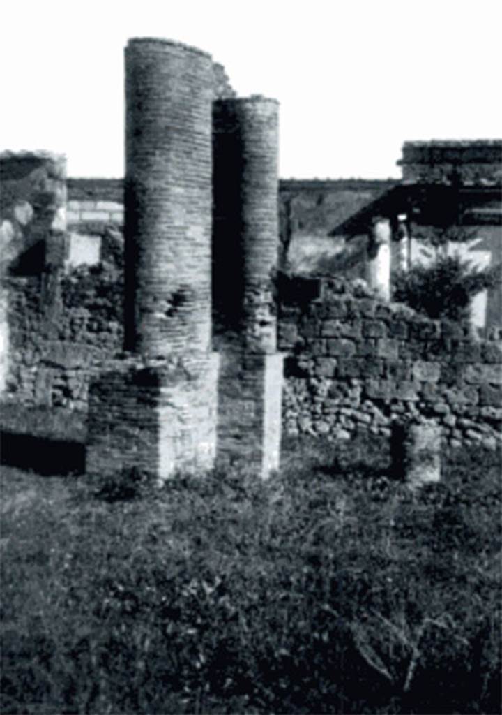 VII.4.62 Pompeii. Photo c.1938 by Tatiana Warscher showing peristyle before the 1943 bombing destruction. According to Garcia y Garcia, the brick pilaster was destroyed along with a good part of the south perimeter wall. See Garcia y Garcia, L., 2006. Danni di guerra a Pompei. Rome: L�Erma di Bretschneider, p. 101.