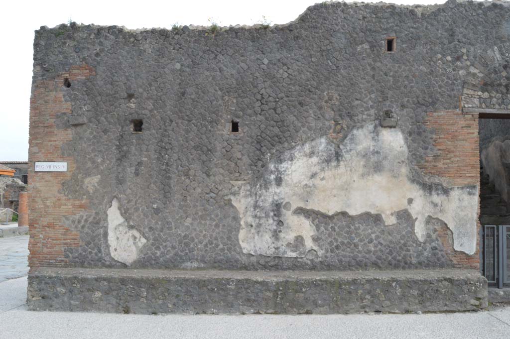 VII.5.1/VII.5.29 Pompeii. March 2019. Looking south to wall with detail of remaining decorative stucco.
Foto Taylor Lauritsen, ERC Grant 681269 D�COR.
