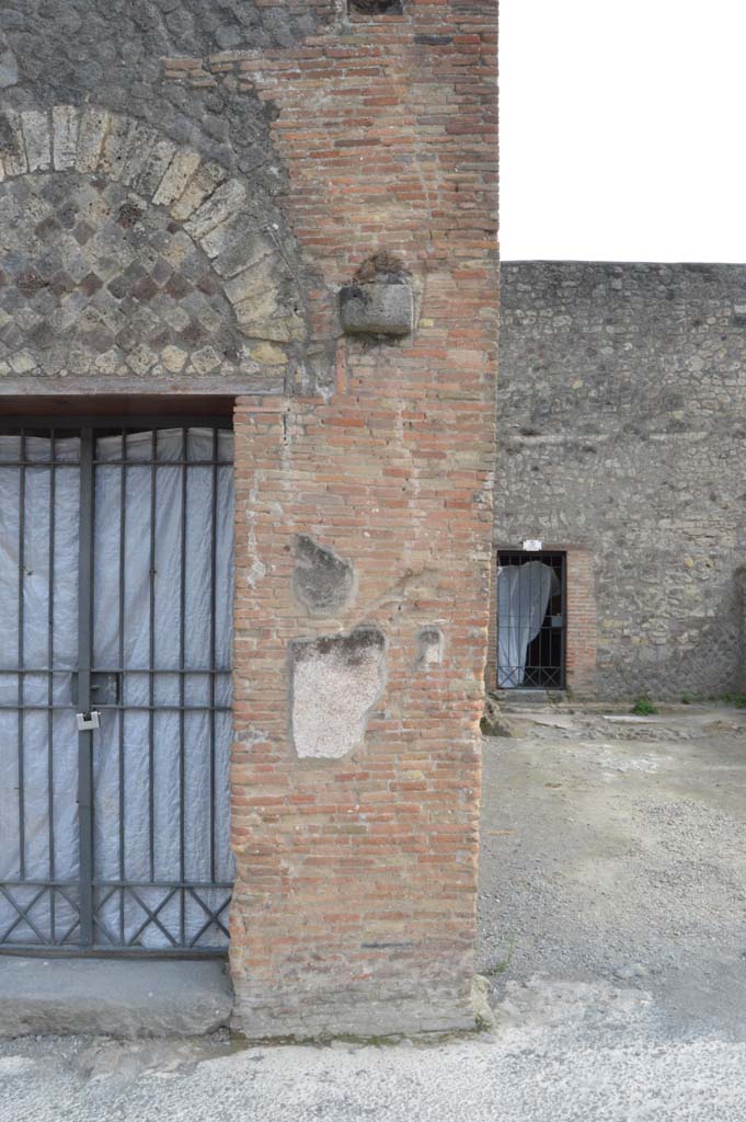 VII.5.2 Pompeii. March 2019. 
Detail of pilaster on west side of doorway, between VII.5.2, on left, and VII.5.3, on right.
Foto Taylor Lauritsen, ERC Grant 681269 D�COR.


