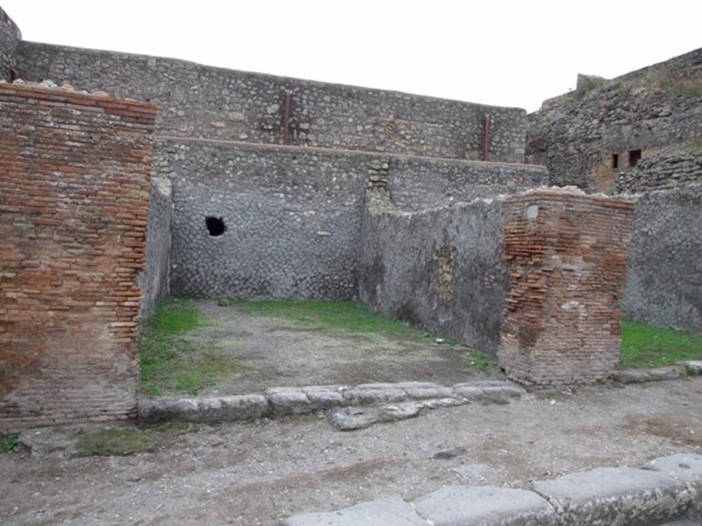 VII.5.5 Pompeii. December 2007.Shop entrance, looking south. A description, and photographs (figure 17, 18 and 19) can be found on page 139-40 of Associazione Internazionale Amici di Pompei: Quaderni di Studi Pompeiani, 1/2007.
Barattolo, A and Romaldi, F: Insula VII.5 � Una rilettura ragionata dei documenti grafici. (p.127-146)
