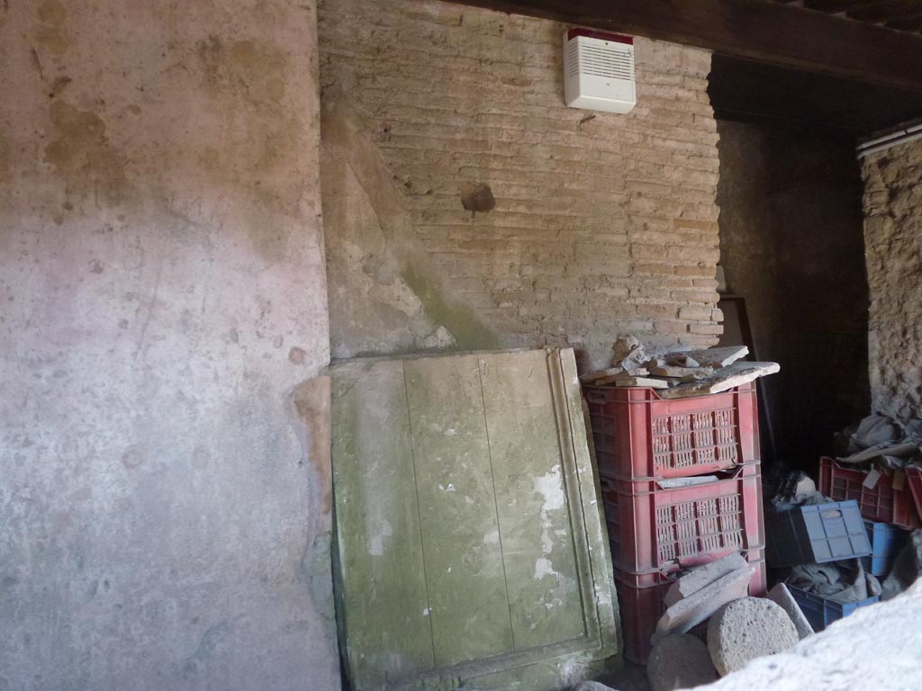 VII.5.8 Pompeii. June 2012. Looking south from window, across vestibule with benches (44) to corridor (45).
The corridor led to the changing room (46). Photo courtesy of Michael Binns.
