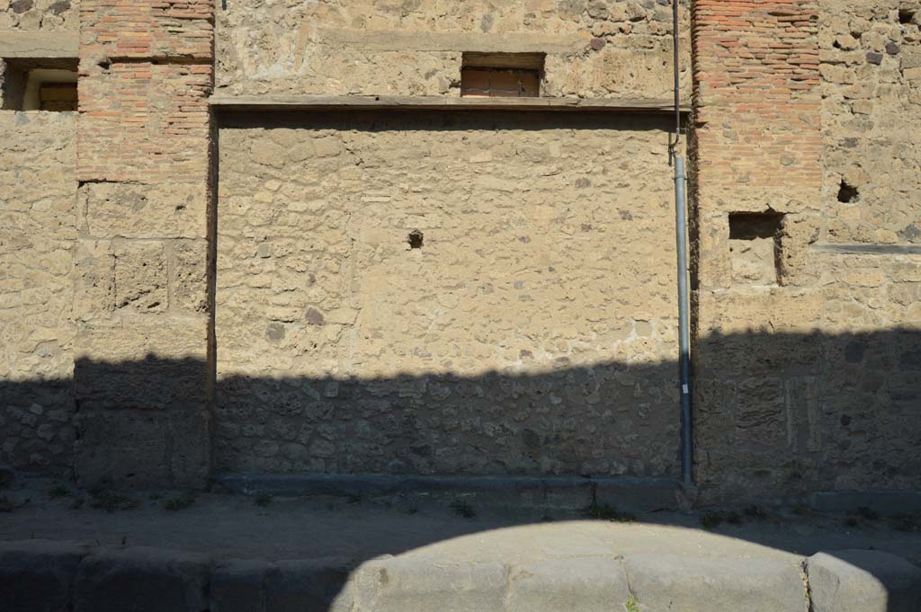 VII.5.15 Pompeii. October 2017. Looking north to site of entrance doorway, with square niche in pilaster on east side.
Foto Taylor Lauritsen, ERC Grant 681269 D�COR.

