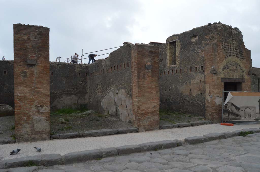 VII.5.23 Pompeii. March 2019. Looking towards entrance doorway, centre right, on west side of Via del Foro.
On the right, is VII.5.24, an entrance to the Forum Baths. 
Foto Taylor Lauritsen, ERC Grant 681269 D�COR.

