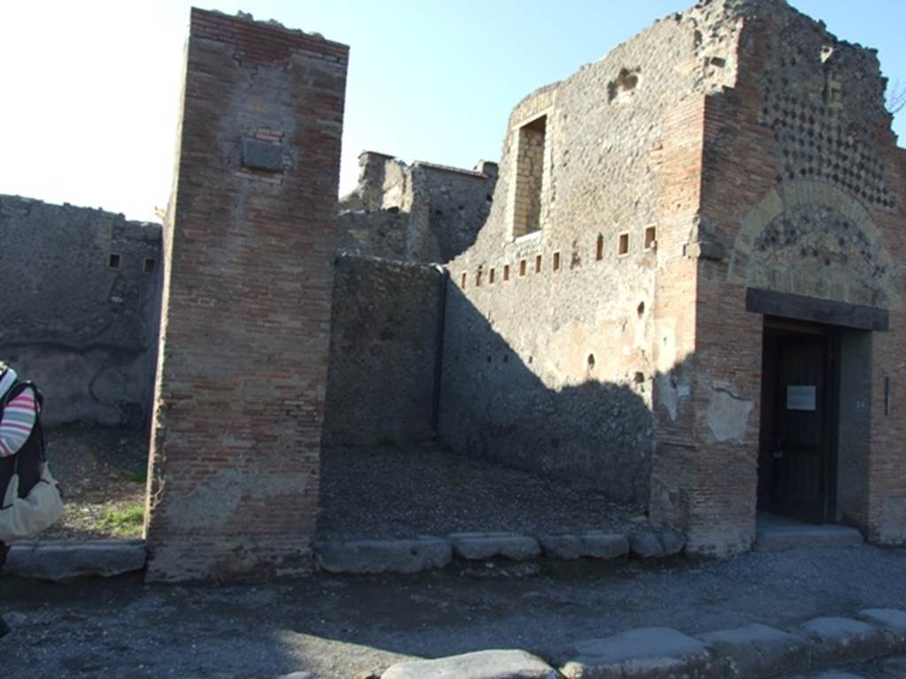 VII.5.23 December 2007. Entrance. Looking west. In August 1823, on one of the pilasters outside this shop, a graffito was found, painted in red �
M(arcum)  C(errinium)  V(atiam)  aed(ilem)
o(ro)  v(os)  f(aciatis      [CIL IV 522]
See Pagano, M. and Prisciandaro, R., 2006. Studio sulle provenienze degli oggetti rinvenuti negli scavi borbonici del regno di Napoli.  Naples : Nicola Longobardi.  (p. 126)
