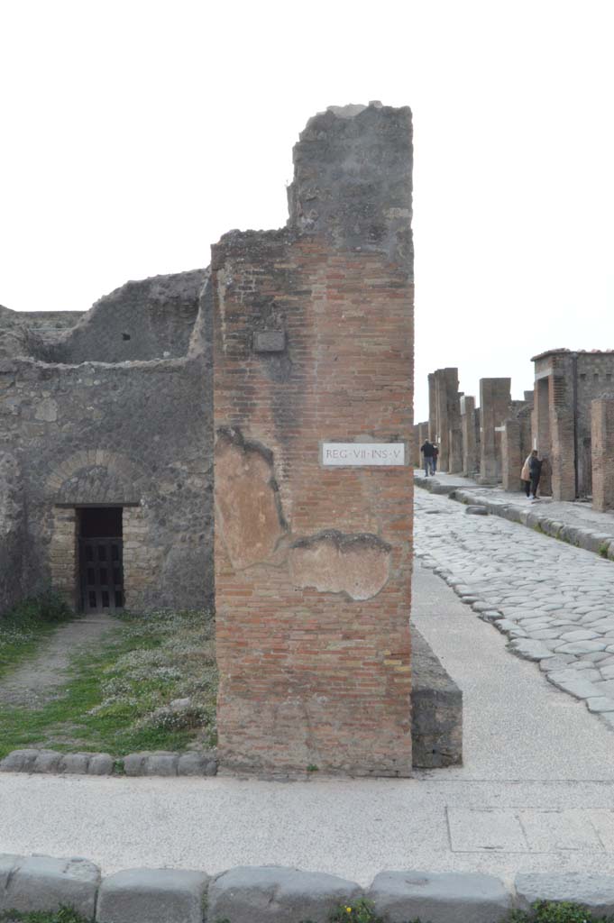 VII.5.29 Pompeii. March 2019. 
Pilaster on north side of entrance doorway, at junction with Via delle Terme.
Foto Taylor Lauritsen, ERC Grant 681269 D�COR.
