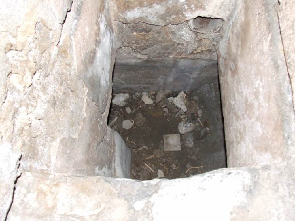 VII.6.3 Pompeii. December 2007. Inside the rectangular cistern in corridor (i). According to Spano this was closed by a wooden lid that slid in the grooves still visible in the wall.  Rectangular holes in the wall above held a wooden beam from which a pulley was suspended. See Notizie degli Scavi di Antichit�, 1910, p. 444.