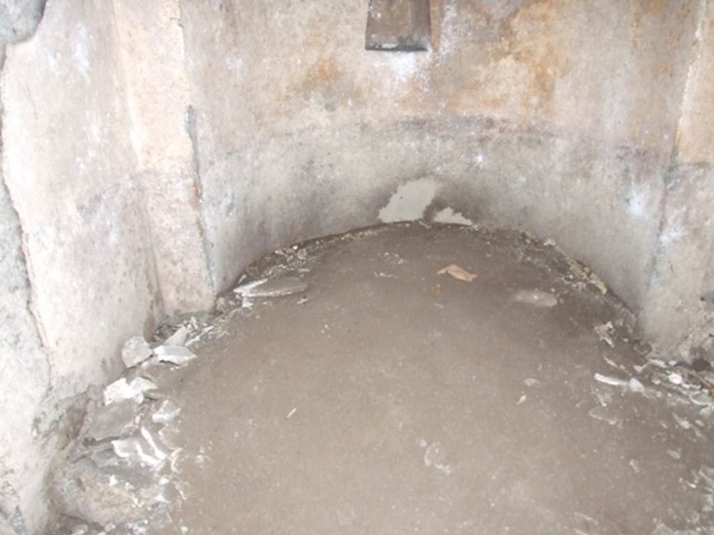 VII.6.3 Pompeii. December 2007. Room (j), flooring in base of alcove in bath area.