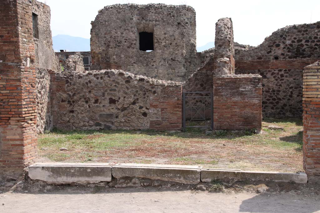 VII.6.14 on left, and steps at VII.6.13, on right. September 2021. Looking south on Via delle Terme. Photo courtesy of Klaus Heese.